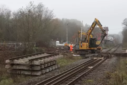 Am Bahnübergang in Albersweiler wird in dieser Woche die Entwässerung erneuert. 