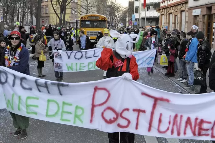 Die Hochschule thamatiserte das Hin und Her schon beim Fasnachtsumzug.