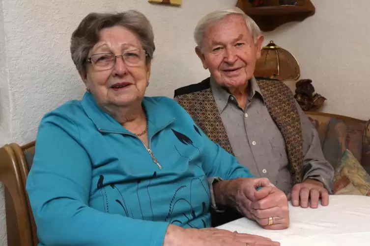 „Er ist ein sehr guter Mann“, sagt Gertrud Hoffmann auch noch nach 65 Jahren, und Paul drückt zärtlich ihre Hand.