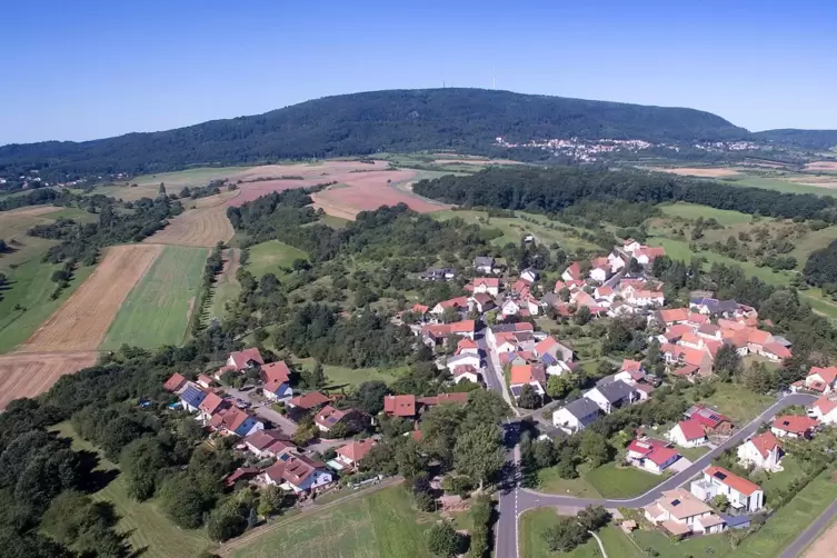 Der Donnersbergkreis – hier ist Bennhausen aus der Luft zu sehen - ist ländlich geprägt. Das ist kein Nachteil, wie Landrat Guth