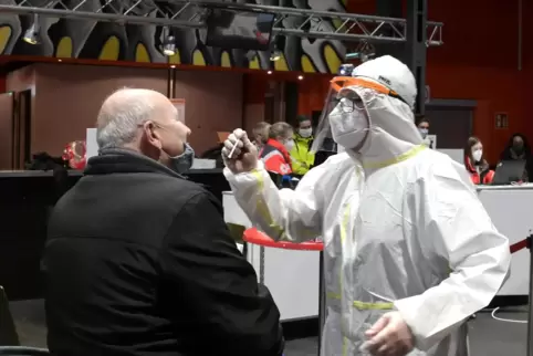 Abstrichzentrum: Bestimmte Personengruppen können sich in der Halle 101 auf eine Infektion testen lassen. Abstrichzentrum: Bestimmte Personengruppen können sich in der Halle 101 auf eine Infektion testen lassen.