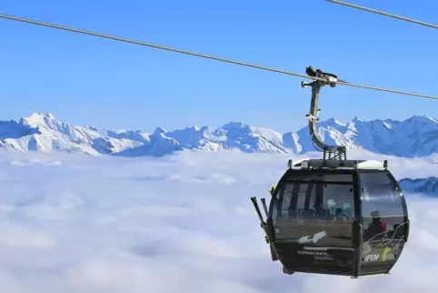 Noch hängt alles in der Luft, wie die Skisaison 20/21 aussehen wird: Eine Gondel der Seilbahn am Ifen bei Hirschegg schwebt über