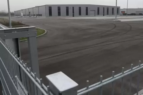 In dieser Halle im Wörther Hafen wird neben dem bestehenden Corona-Notkrankenhaus das Impfzentrum eingerichtet. 