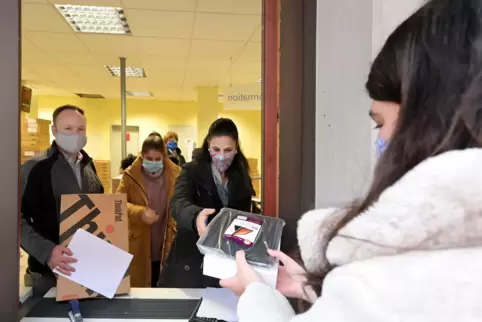 Mitarbeiter der städtischen EDV-Abteilung übergeben I-Pads für Speyerer Schüler: Steffen Huber (links) und Ghinwa Dakhlallah. Mitarbeiter der städtischen EDV-Abteilung übergeben I-Pads für Speyerer Schüler: Steffen Huber (links) und Ghinwa Dakhlallah.