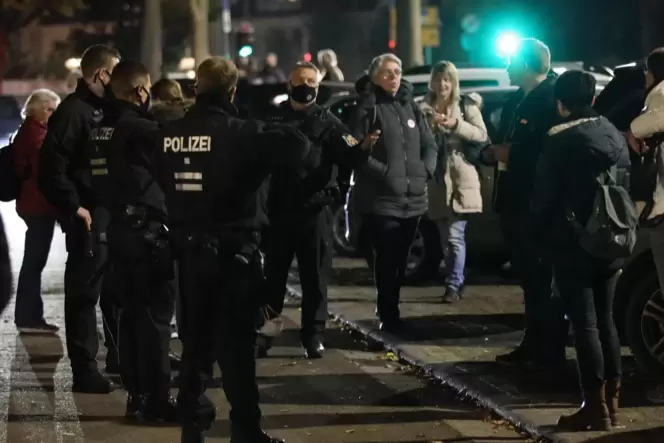 Schwierig für die Polizei: Bei Corona-Demonstrationen – das Bild entstand bei einer verbotenen Kundgebung in Landau – trifft sie