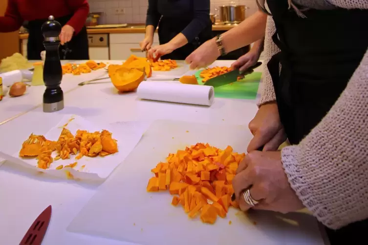 Zu Beginn muss man Kartoffeln, K&uuml;rbis, Zwiebel, Lauch, Karotte und Sellerie klein w&uuml;rfeln.