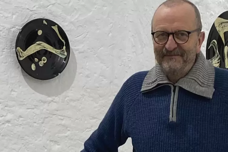 Svein Narum zeigt formsch&ouml;ne Irdenware.
