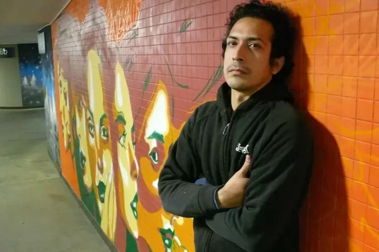 Der venezolanische Graffiti-Künstler Oscar Toro alias Alien vor einem seiner Wandbilder.
