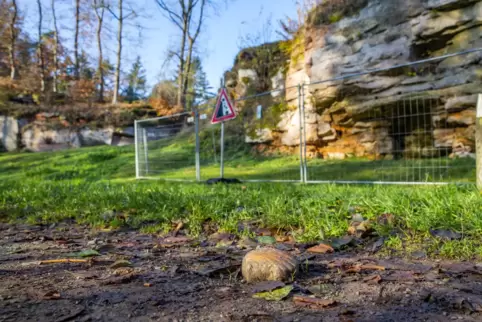 Die Jakobsmuschel im Boden vor der Merburg bei Kirrberg zeigt, dass hier ein Teilstück des Jakobswegs verläuft. Die Jakobsmuschel im Boden vor der Merburg bei Kirrberg zeigt, dass hier ein Teilstück des Jakobswegs verläuft.