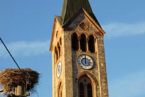 Die Kirchturmuhr von Allerheiligen Böhl hat wieder Zeiger. Ab Sonntag wird die Uhr laufen. 