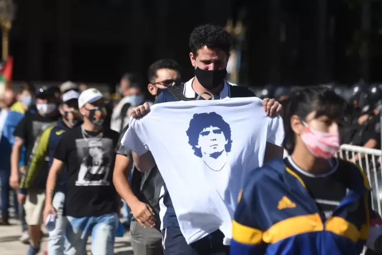 Totenwache: Ein Fan hält ein Trikot mit Maradonas Konterfei.