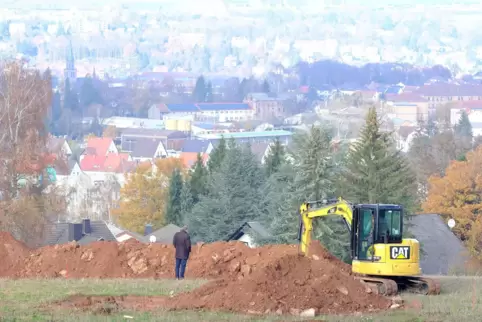 Arbeiter baggerten am Mittwoch den Bunker aus dem Zweiten Weltkrieg aus.