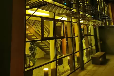 Die Verbandsgemeindeverwaltung Kandel ist orange beleuchtet. 