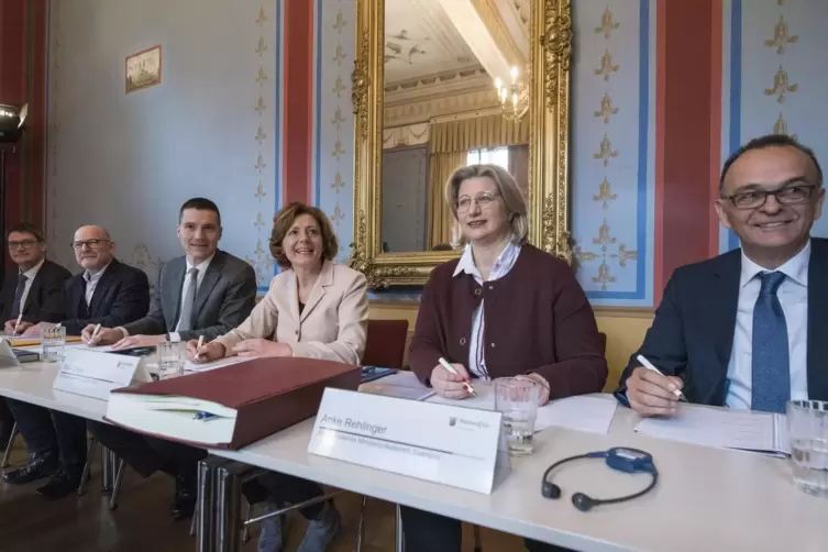 Am 24. Januar unterzeichnete Ministerpräsidentin Malu Dreyer mit Vertragspartnern aus Deutschland und Frankreich in der Villa De