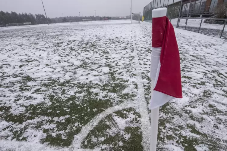 Frostige Zeiten für die Amateurfußballer: Bis mindestens Januar ist erst mal Pause, und wie’s danach weitergeht, ist Schnee von 