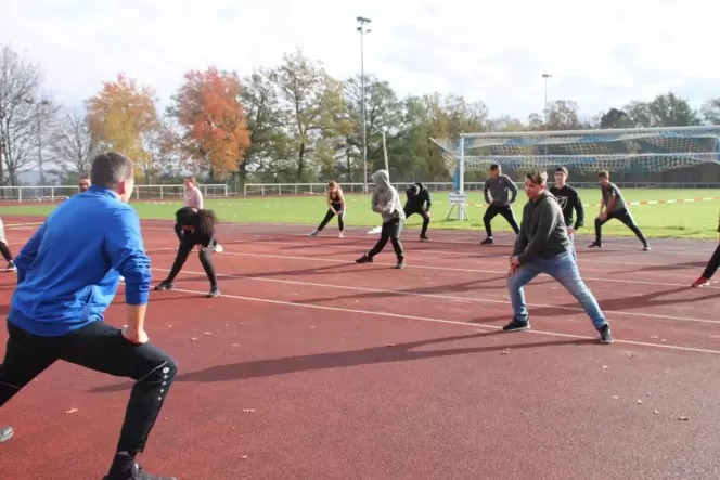 Patrick Schmidt mit einer 9. Klasse der IGS Eisenberg im Waldstadion.