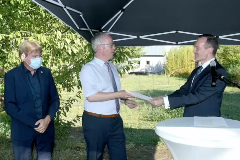 Für die Sanierung der Zellertalbahn übergab Minister Volker Wissing (rechts) im September den Bewilligungsbescheid an Landrat Ra
