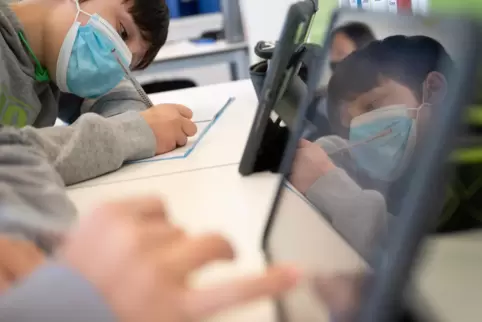 Mit Maske und mehr Technik: Die Corona-Pandemie hat den Schulunterricht verändert. Mit Maske und mehr Technik: Die Corona-Pandemie hat den Schulunterricht verändert.