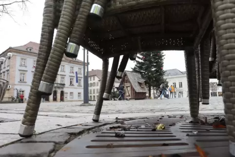 Bonjour tristesse: Die Kneipen am Landauer Rathausplatz haben seit Wochen geschlossen. Und das wird wohl auch noch eine Weile so