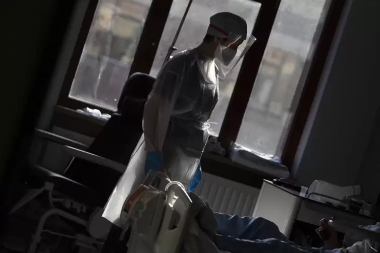  Eine Sanitäterin der belgischen Armee betreut einen Corona-Patienten im Brüsseler St. Michiel-Krankenhaus. Ohne das belgische M