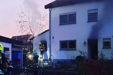 Der Rauch war durch das Haus gezogen. 