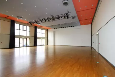 Der Kleine Saal der Stadthalle hat schon vieles gesehen: Jetzt wird er zum Impfzenzentrum. 