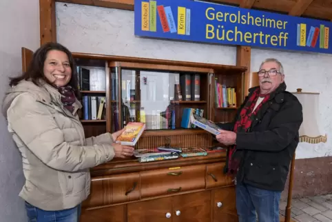 So einen Bücherschrank gibt’s in der Region sicher noch nicht: Ortsbürgermeister Erich Weyer und Simone Ulrich bestücken den alt