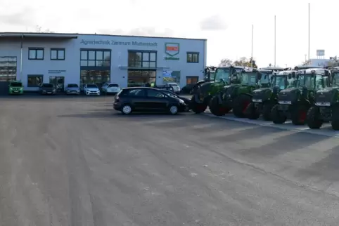 Das neue Mutterstadter RWZ-Agrartechnik-Zentrum entstand auf einem Hektar Fläche, davon sind 2500 Quadratmeter überbaut. 