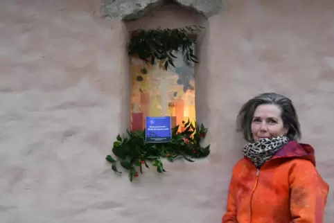 Anstelle des „Lebendigen Adventskalenders“ gestaltete Initiatorin Jutta Böse in Schauernheim ein Fenster. 