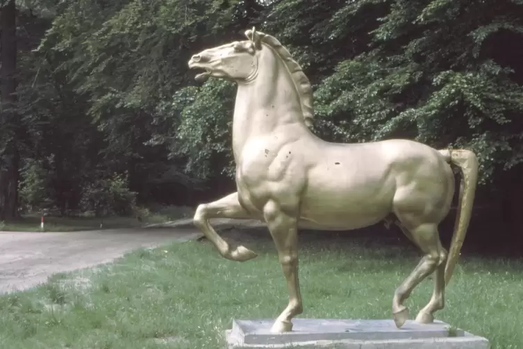 Bis in die sp&auml;ten 1980er-Jahre standen die Statuen, golden angepinselt, auf einem Kasernengel&auml;nde der Roten Armee in Brandenburg