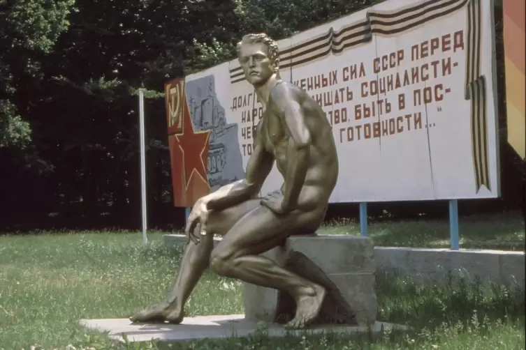 Die Sowjet-Armee hatte die Statuen in eine kommunistische Propaganda-Installation eingebaut. 