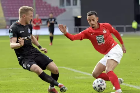 Elegant am Ball: FCK-Außenbahnspieler Kenny Prince Redondo. Links Magdeburgs Dominik Ernst. 