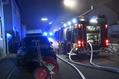 Bis zum Samstagmorgen war die Feuerwehr in der Platanenstraße im Einsatz.