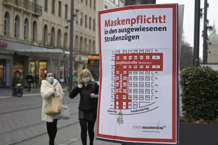 Auch in Mannheim herrscht Maskenpflicht. In der Innenstadt kam es am Freitag wegen Rabattaktionen auf den Planken zu langen Schl
