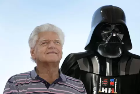 Der Schauspieler David Prowse und seine Filmfigur Dath Vader. 