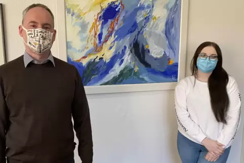 Mit Abstand im Gespräch: Henning Vollrath und Melissa Schega. Mit Abstand im Gespräch: Henning Vollrath und Melissa Schega.