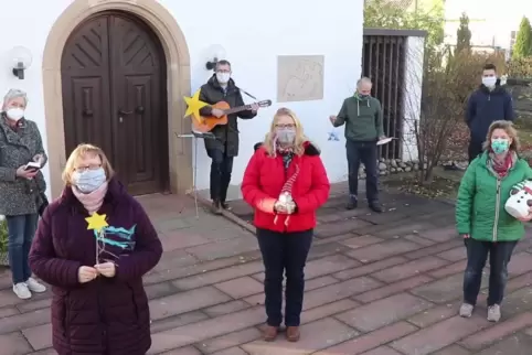Mit gemeinsamem Gesang stimmt das Kinderkirchen-Team Zuschauer in der Auftaktfolge der Videoserie auf die Adventszeit ein.