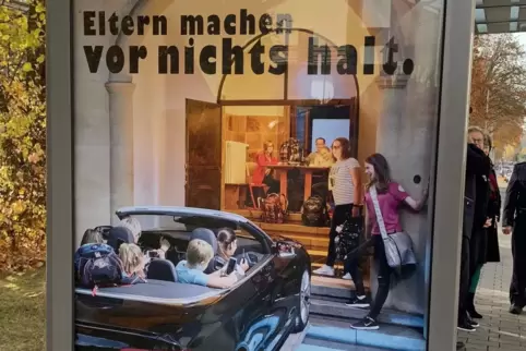 Macht mit ihren Plakaten auf die Situation von Kindern im Straßenverkehr aufmerksam: Die Kinderunfallkommission.