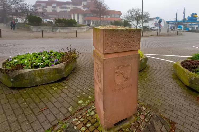 Der Limburgerhofer Grenzstein am Burgunder Platz.