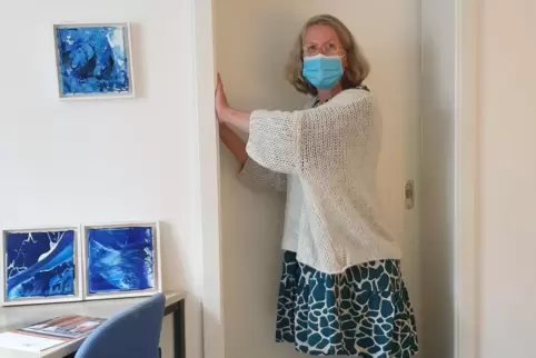 Eine Variante der Liegestütze kann an der Wand oder im Türrahmen gemacht werden. Das trainiert Arme und Schultern. 