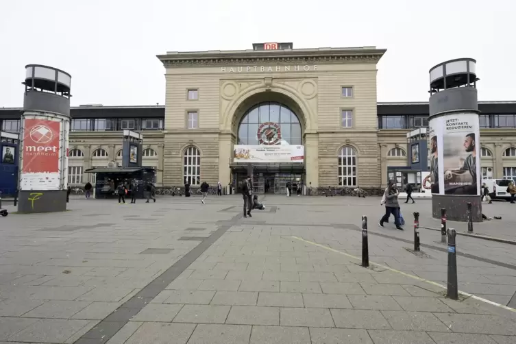 Zumindest ein wenig Betrieb herrscht noch am Mannheimer Hauptbahnhof. Aber kein Vergleich zu normalen Zeiten.