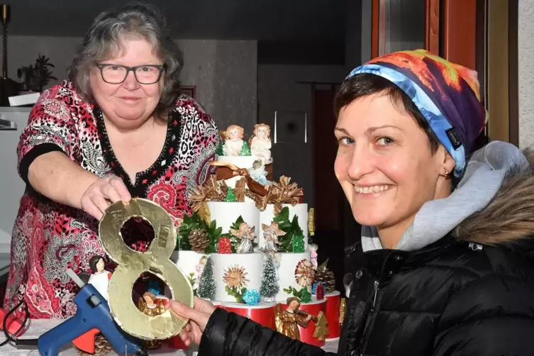 Melanie Walter (rechts) übergibt Elke Stachel die Nummer für ihr Adventsfenster.