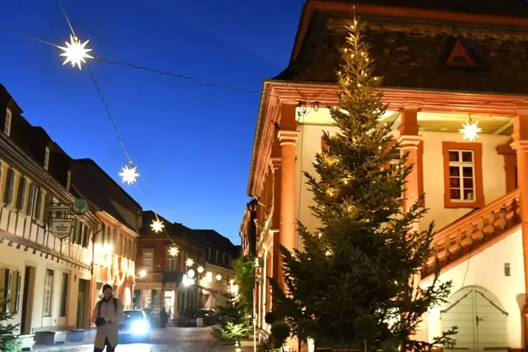 Adventssamstag in Freinsheim: In einem normalen Jahr wäre der Platz vor der Kirche voller Menschen, die den Weihnachtsmarkt besu