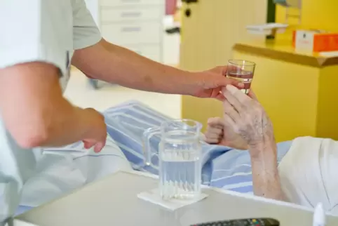 Gehört zum Berufsalltag: die Versorgung der Patienten. 