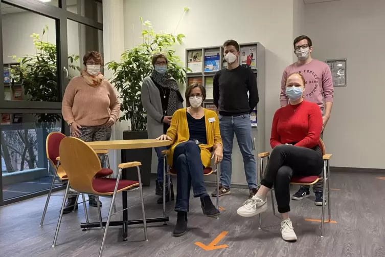 Gruppenbild mit Abstand und Maske in der Pflegeschule (von links): Sylvia Paavo, Barbara Veit, Monika Heuvelmann, Slawomir Popio