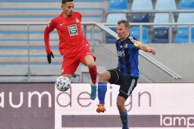 Schnell und hoch: FCK-Torschütze Kenny Prince Redondo. Rechts Tobias Jänicke vom FCS. Schnell und hoch: FCK-Torschütze Kenny Prince Redondo. Rechts Tobias Jänicke vom FCS.
