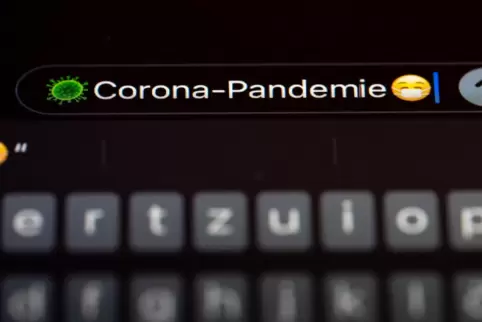  "Corona-Pandemie" steht auf dem Display eines Mobiltelefons. Die Gesellschaft für deutsche Sprache (GfdS) hat den Begriff als "