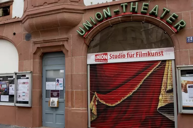 Seit 2. November wie alle Kinos geschlossen: das Union in Kaiserslautern, auch wenn noch etwas trotzig das November-Programmheft