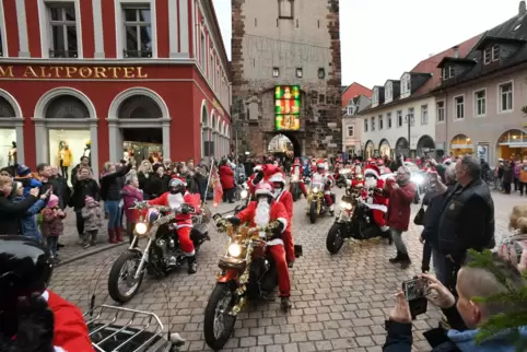 Sollen in diesem Jahr vermieden werden: große Menschenmengen beim Eintreffen der Santas in Speyer, wie im Jahr 2018.