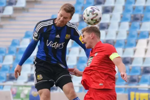 Enge Sache: Sebastian Jacob (links) vom FCS gegen Kevin Kraus vom FCK.